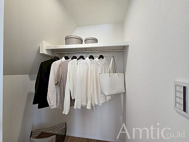 【WIC施工例】■モデルハウスのご案内や、ショールームにてキッチン等水回り設備や、フローリング等の建材や外壁材の実物をご覧頂けます
■お気軽にお問合せ下さい