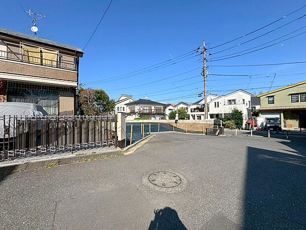 【前面道路含む現地写真】小鳥の鳴き声で目覚める朝、さわやかな静けさを現地で体感してください