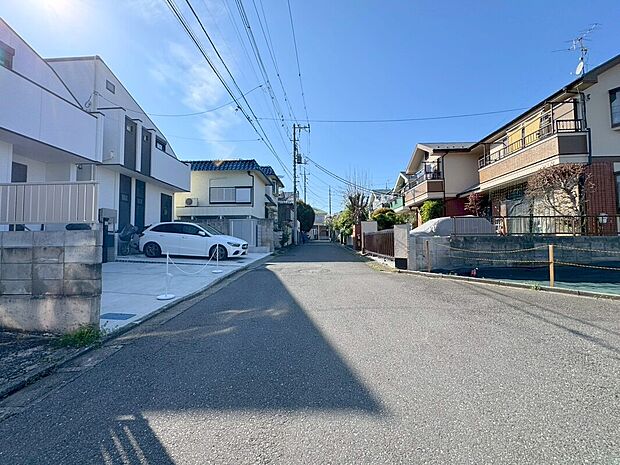 【前面道路含む現地写真】豊かな緑が雑音を消してくれるよう。眺めて景色よく、住んで静かな環境♪