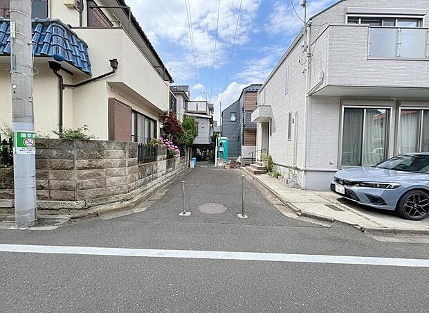 【前面道路含む現地写真】居住者のみの交通で、車の通りぬけもなく、とっても静かで落ち着いた住環境です。