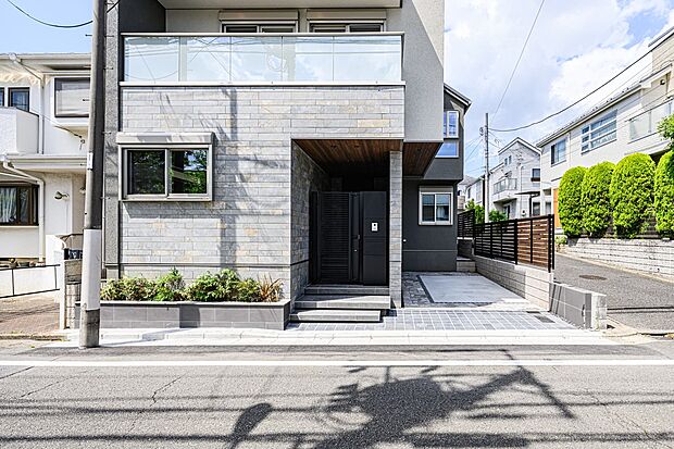 【外観】三菱地所ホーム施工のハイスペックなお住まい。