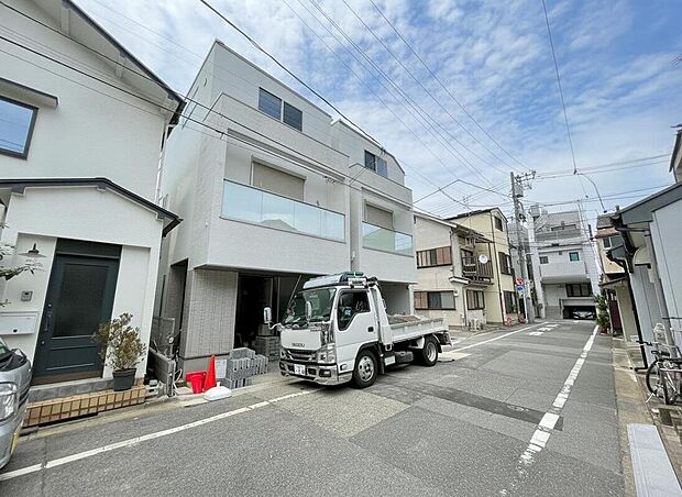 【前面道路含む現地写真】前面は約5.8mで駐車もしやすいです