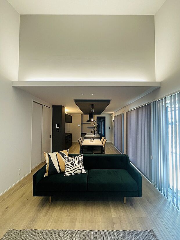 【リビング】リビングから見たLDKは、間接照明やキッチン上部の下がり天井がオシャレさを演出します。