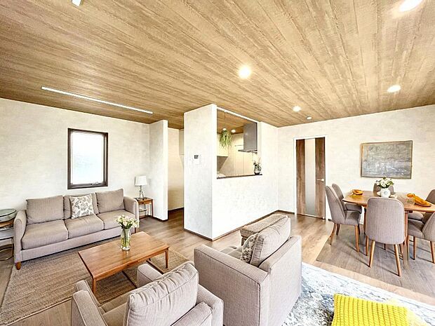 ご家族の賑やかな話し声で包まれる明るいリビング  ※家具はCGです