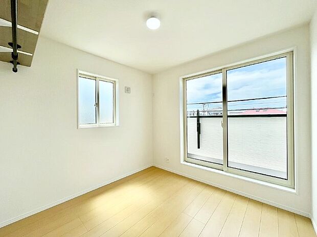 バルコニーが開放感をプラスしてくれる洋室