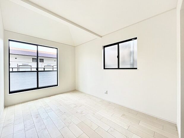 バルコニーが開放感をプラスしてくれる洋室