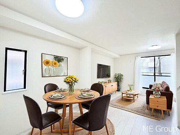 ご家族の賑やかな話し声で包まれる明るいリビング  ※家具はCGです