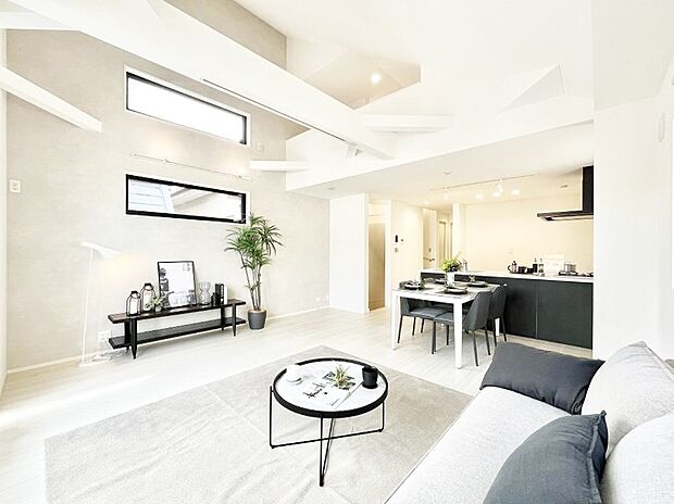 空間を演出する上部吹き抜けを採用し、居心地の良さにこだわったリビング