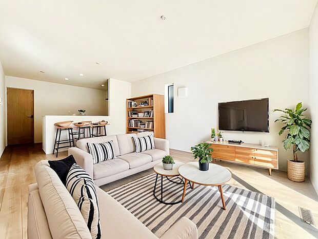 ご家族の賑やかな話し声で包まれる明るいリビング  ※家具はCGです