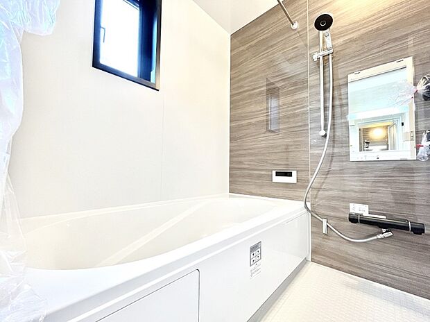 落ち着いた色合いの壁面、ゆっくりゆったり寛げるバスルーム。