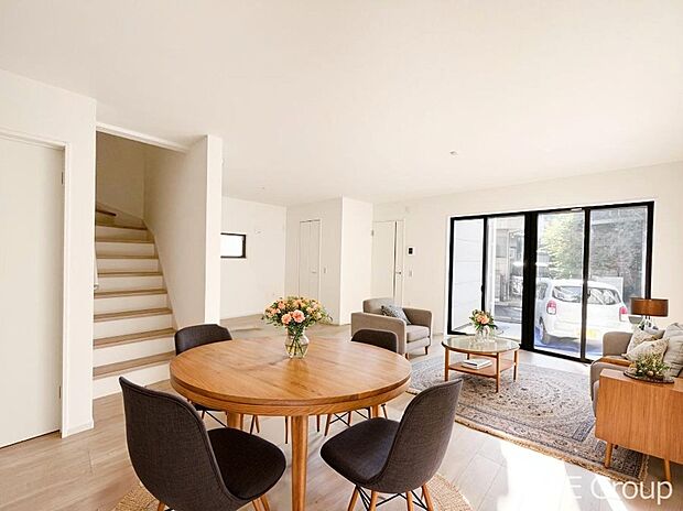 ご家族の賑やかな話し声で包まれる明るいリビング ※家具はCGです