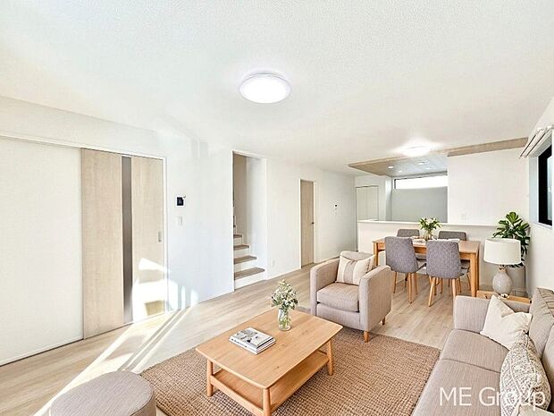 ご家族の賑やかな話し声で包まれる明るいリビング ※家具はCGです