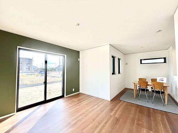 ご家族の賑やかな話し声で包まれる明るいリビング