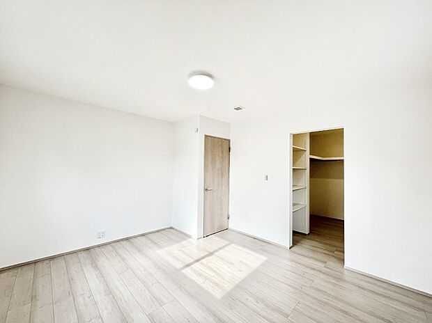 ウォークインクローゼットがあるお部屋!季節ごとの入れ替えも不要で便利です。