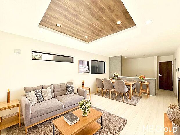 ご家族の賑やかな話し声で包まれる明るいリビング  ※家具はCGです