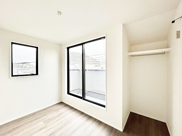 バルコニーが開放感をプラスしてくれる洋室