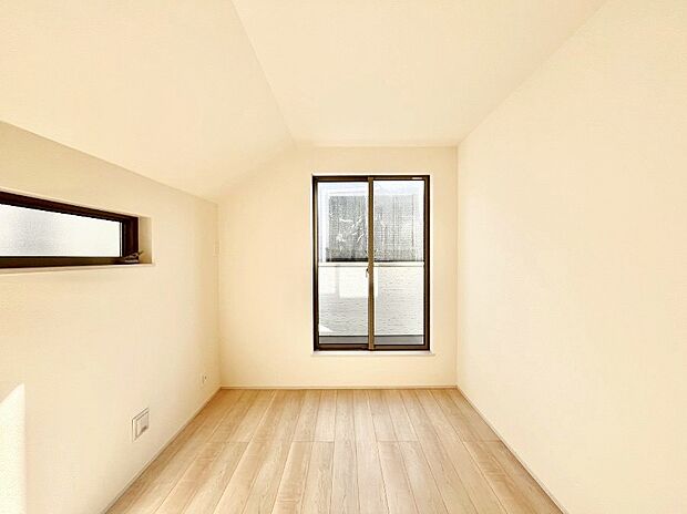 バルコニーが開放感をプラスしてくれる洋室