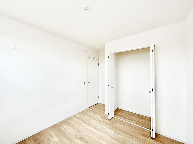 クローゼット付きのお部屋でスッキリとした空間でゆったり寛げます！