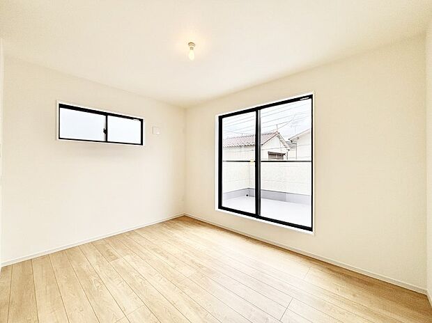 バルコニーが開放感をプラスしてくれる洋室