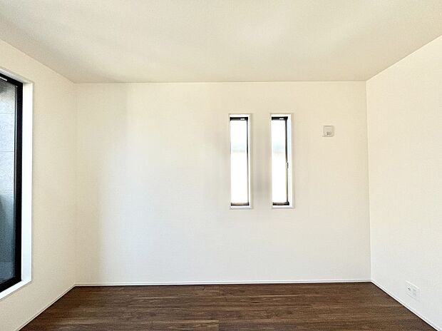 バルコニーが開放感をプラスしてくれる洋室  　