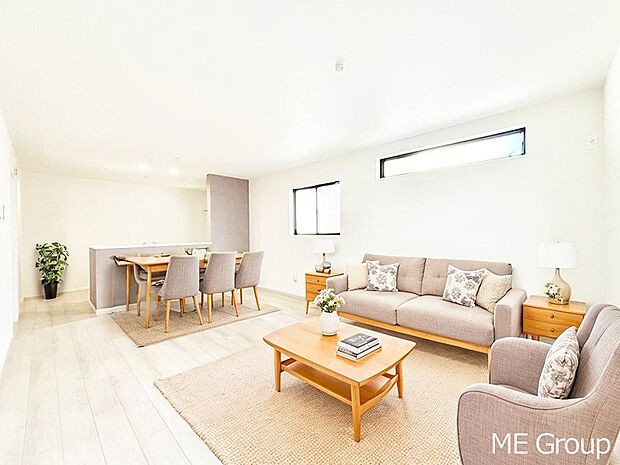 落ち着いた雰囲気のLDKは家族みんなの快適空間※家具はCGです