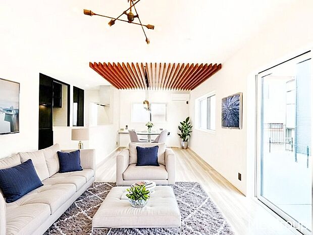 大きな窓からたっぷりの陽光と風を感じられるリビング　※家具はCGです  