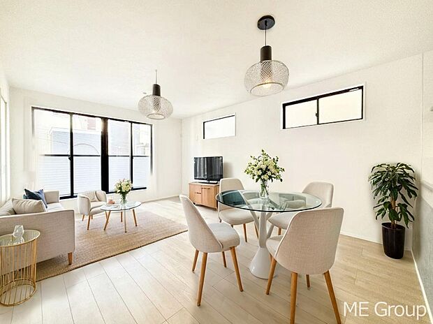 ご家族の賑やかな話し声で包まれる明るいリビング  ※家具はCGです