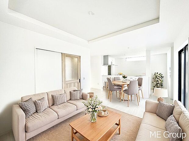 落ち着いた雰囲気のLDKは家族みんなの快適空間※家具はCGです