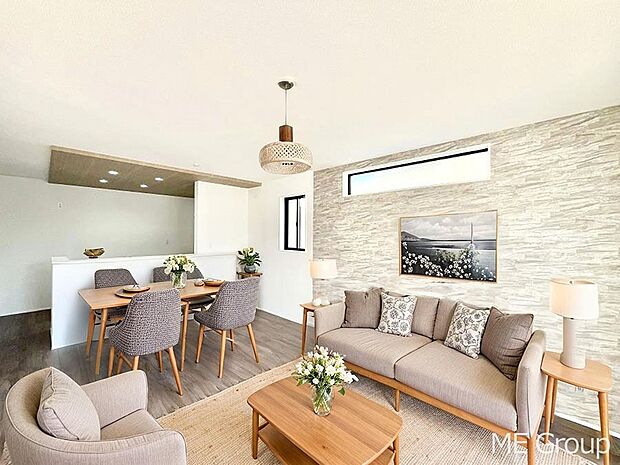 ご家族の賑やかな話し声で包まれる明るいリビング  ※家具はCGです