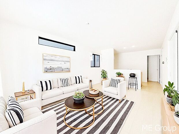 明るい陽光に包まれる心地のよいリビングで家族団らん！　※家具はCGです