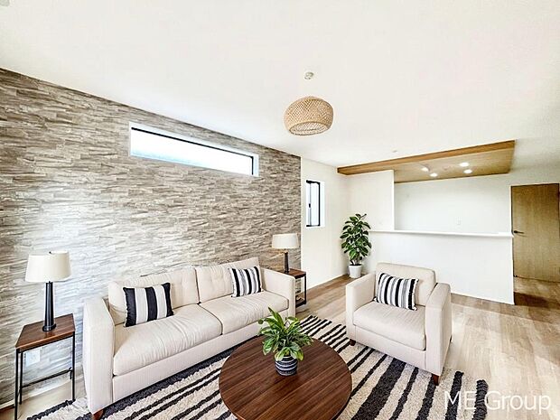 アクセントクロスがお洒落なリビング。家族でのんびりくつろげる広々スペース。　※家具はCGです