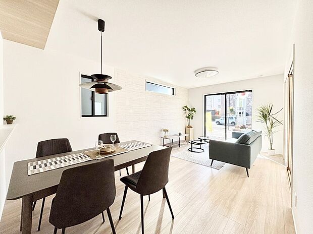 大きな窓からたっぷりの陽光と風を感じられるリビング