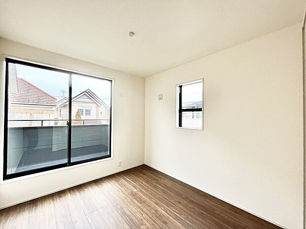 明るいバルコニーサイドに洋室を設置。目覚めの良い寝室に。