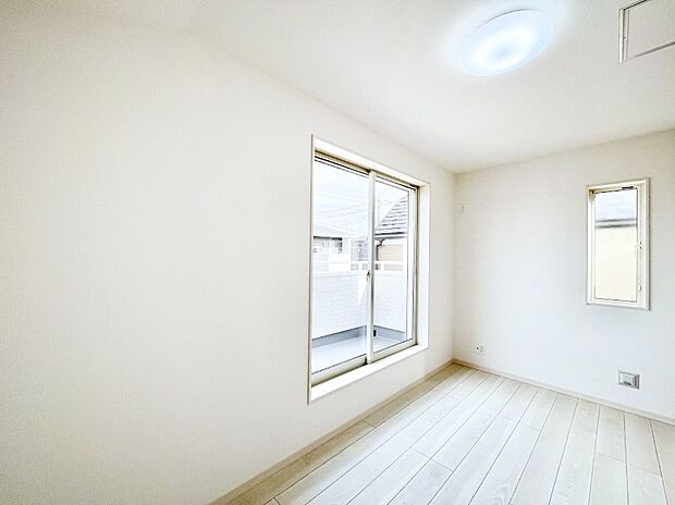 バルコニーが開放感をプラスしてくれる洋室