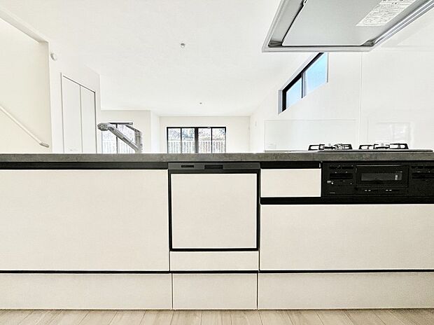 リビングを見渡せる人気のカウンターキッチン。 家族を見守りながら家事をすることができます。