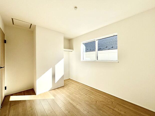 窓からのやさしい光が心地よいプライベートルーム