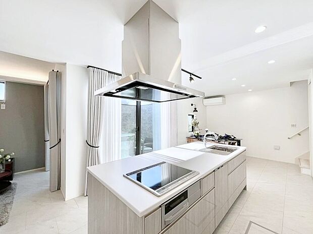 食洗機・浄水器・３ツ口コンロなどデザイン性も機能性も兼ね備えたシステムキッチン！