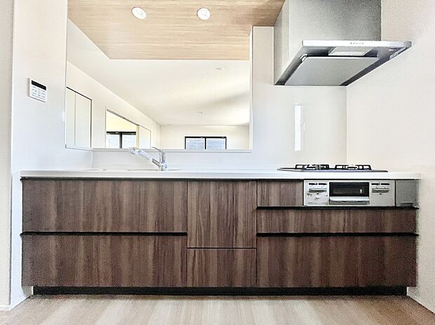 リビングを見渡せる人気のカウンターキッチン。 家族を見守りながら家事をすることができます。