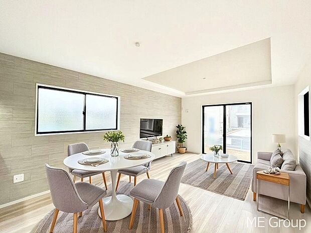 ご家族の賑やかな話し声で包まれる明るいリビング ※家具はCGです