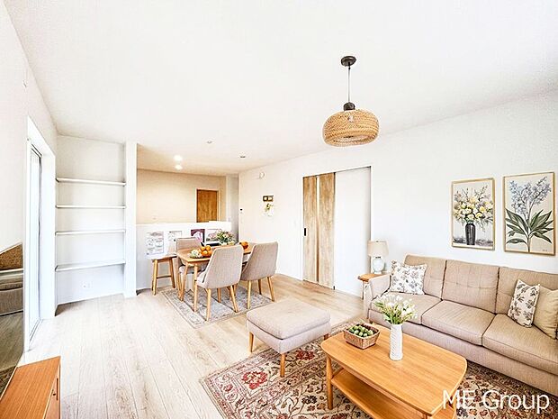 落ち着いた雰囲気のLDKは家族みんなの快適空間※家具はCGです