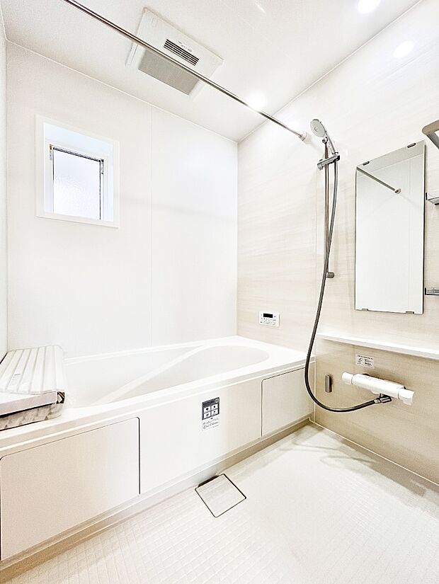 一日の疲れを癒してくれる明るい清潔感のあるバスルーム