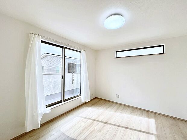 バルコニーが開放感をプラスしてくれる洋室