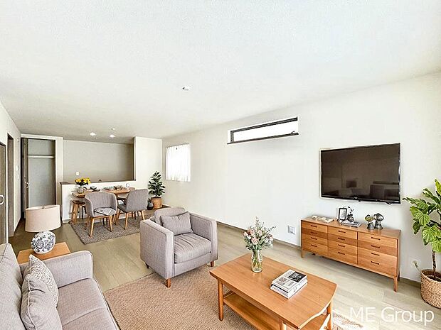 ご家族の賑やかな話し声で包まれる明るいリビング ※家具はCGです