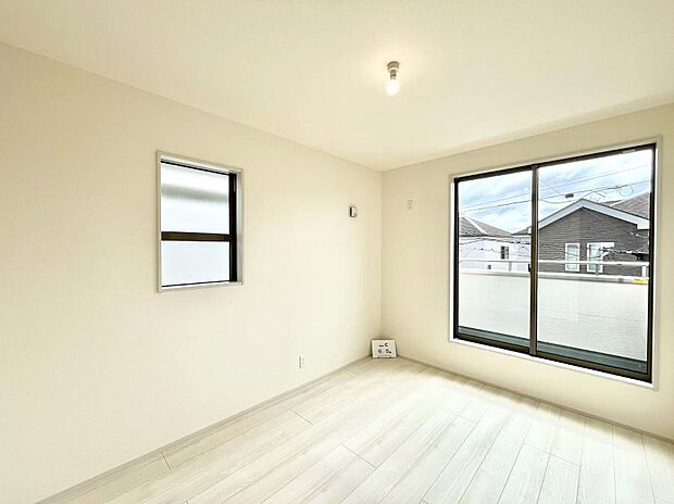 バルコニーが開放感をプラスしてくれる洋室