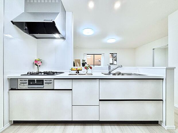 大きな窓からたっぷりの陽光と風を感じられるリビング