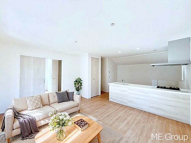 ご家族の賑やかな話し声で包まれる明るいリビング ※家具はCGです