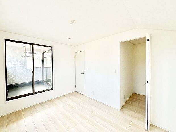 バルコニーが開放感をプラスしてくれる洋室