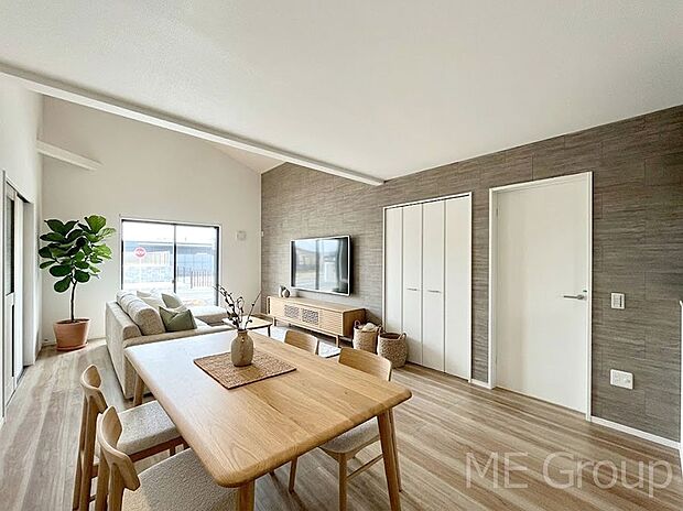 ご家族の賑やかな話し声で包まれる明るいリビング ※家具はCGです