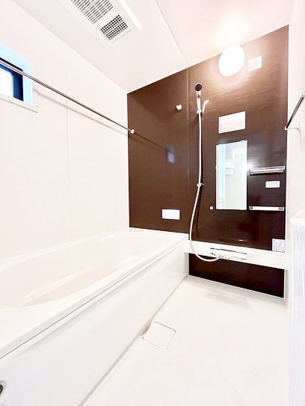 一日の疲れを癒してくれる明るい清潔感のあるバスルーム