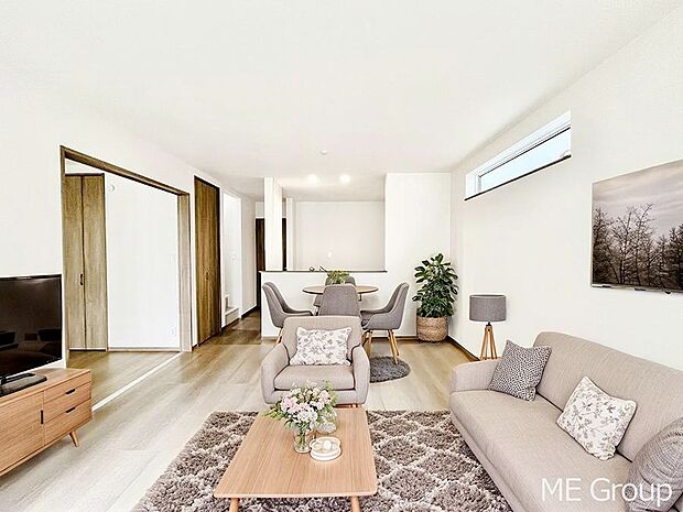 ご家族の賑やかな話し声で包まれる明るいリビング ※家具はCGです